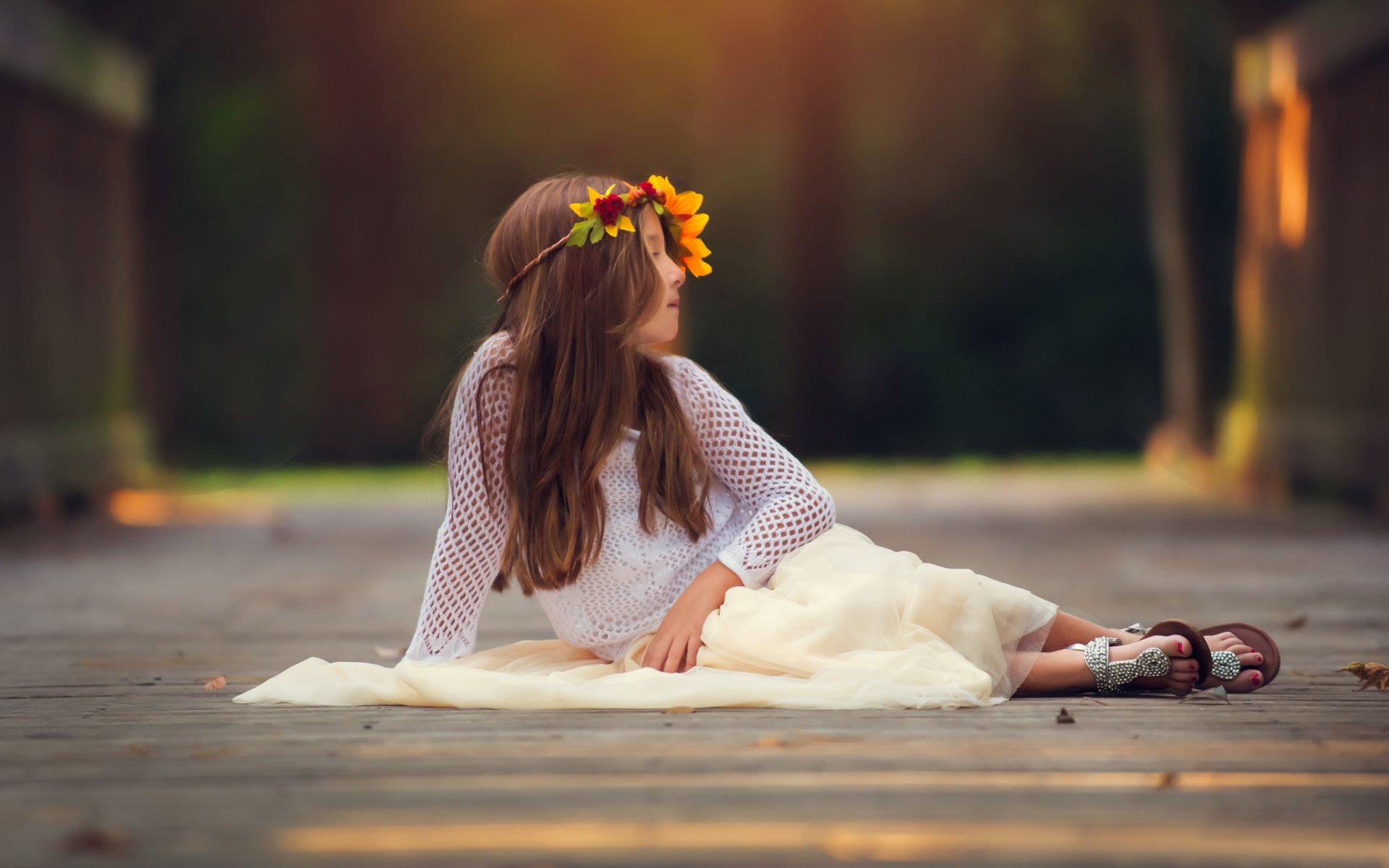 la fille une humeur un enfant une couronne de fleurs