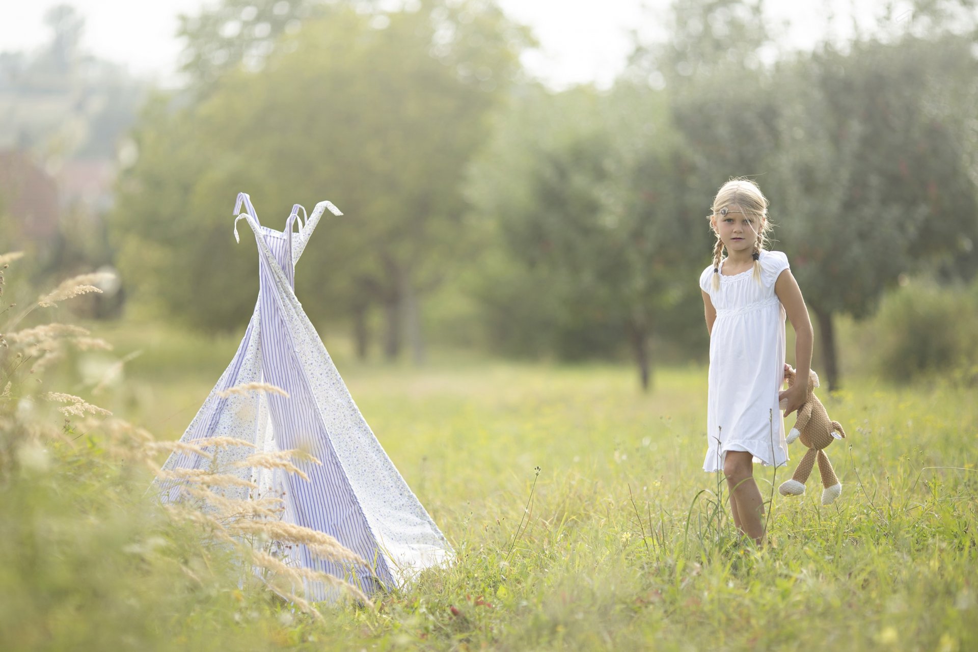 niña campo verano juguete