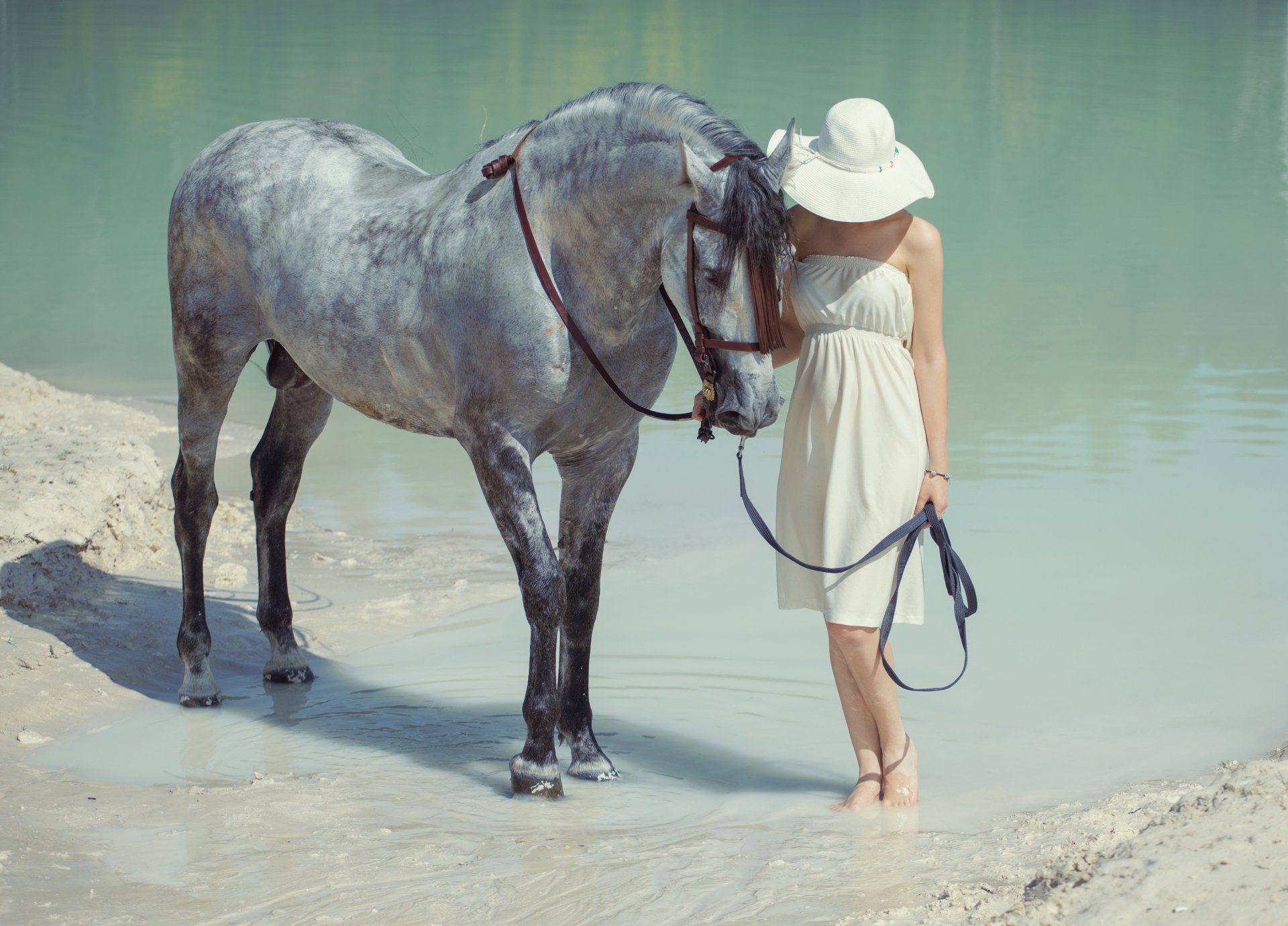 fille cheval eau chapeau