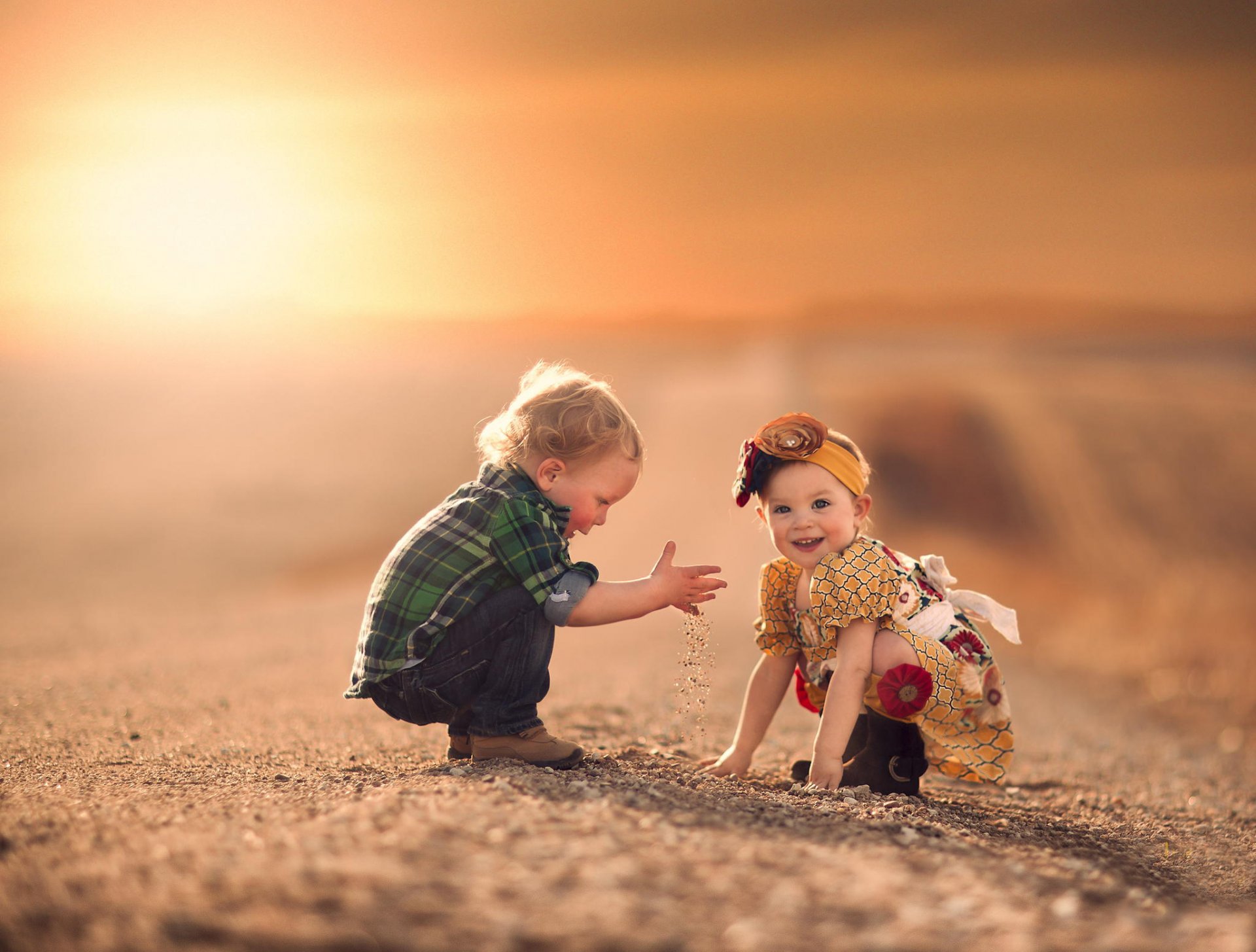 un garçon une fille un chemin un sourire un bokeh