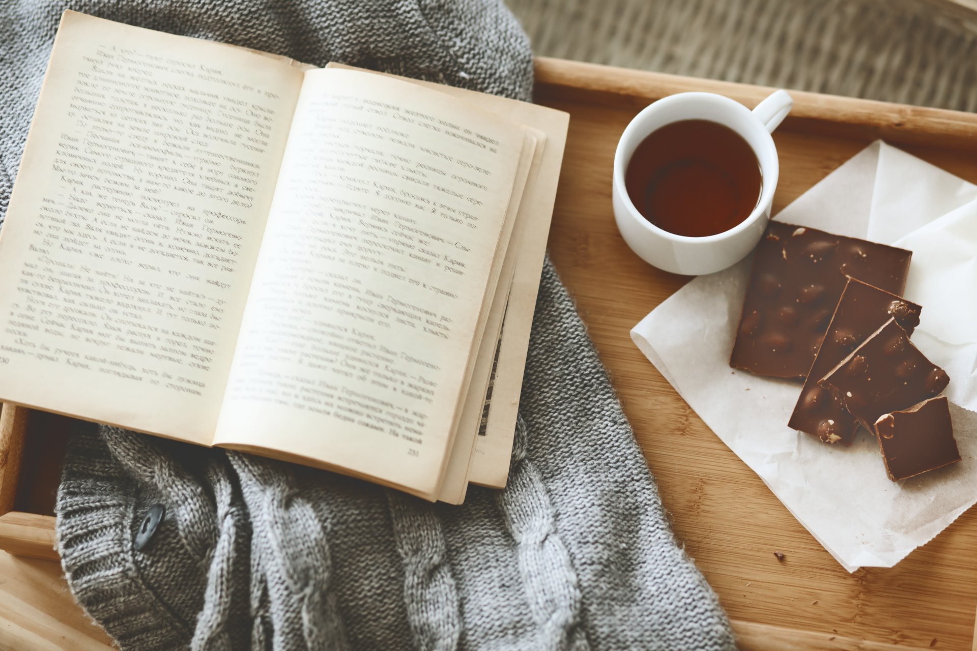 gemütlichkeit tablett buch schokolade schale tee pullover