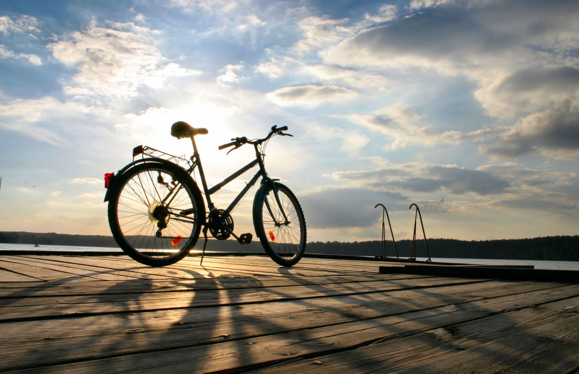 mood bicicletta ruota mare acqua cielo alberi fogliame sole nuvole sport sfondo carta da parati widescreen schermo intero widescreen widescreen