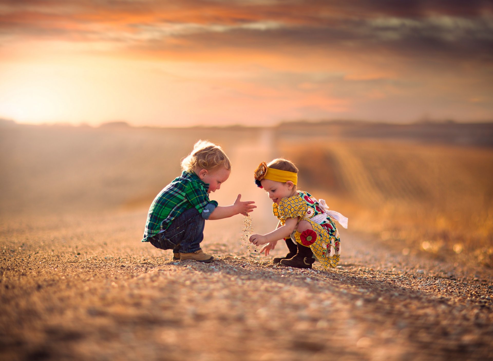 niño niña carretera sonrisas bokeh