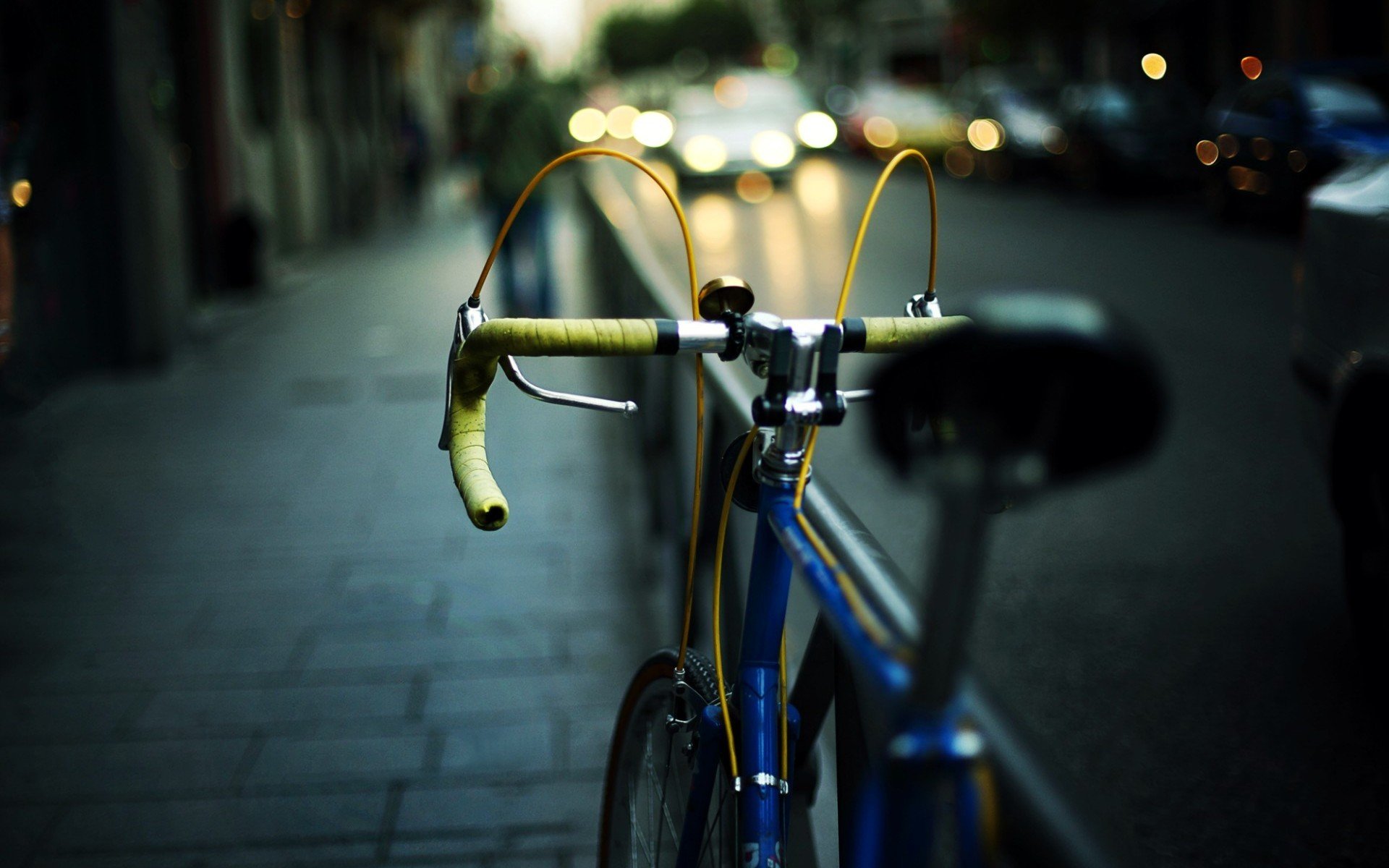 stimmung fahrrad ist großartig. lenkrad straße straße auto auto stadt abend lichter lichter bokeh unschärfe hintergrund makro tapete widescreen vollbild widescreen