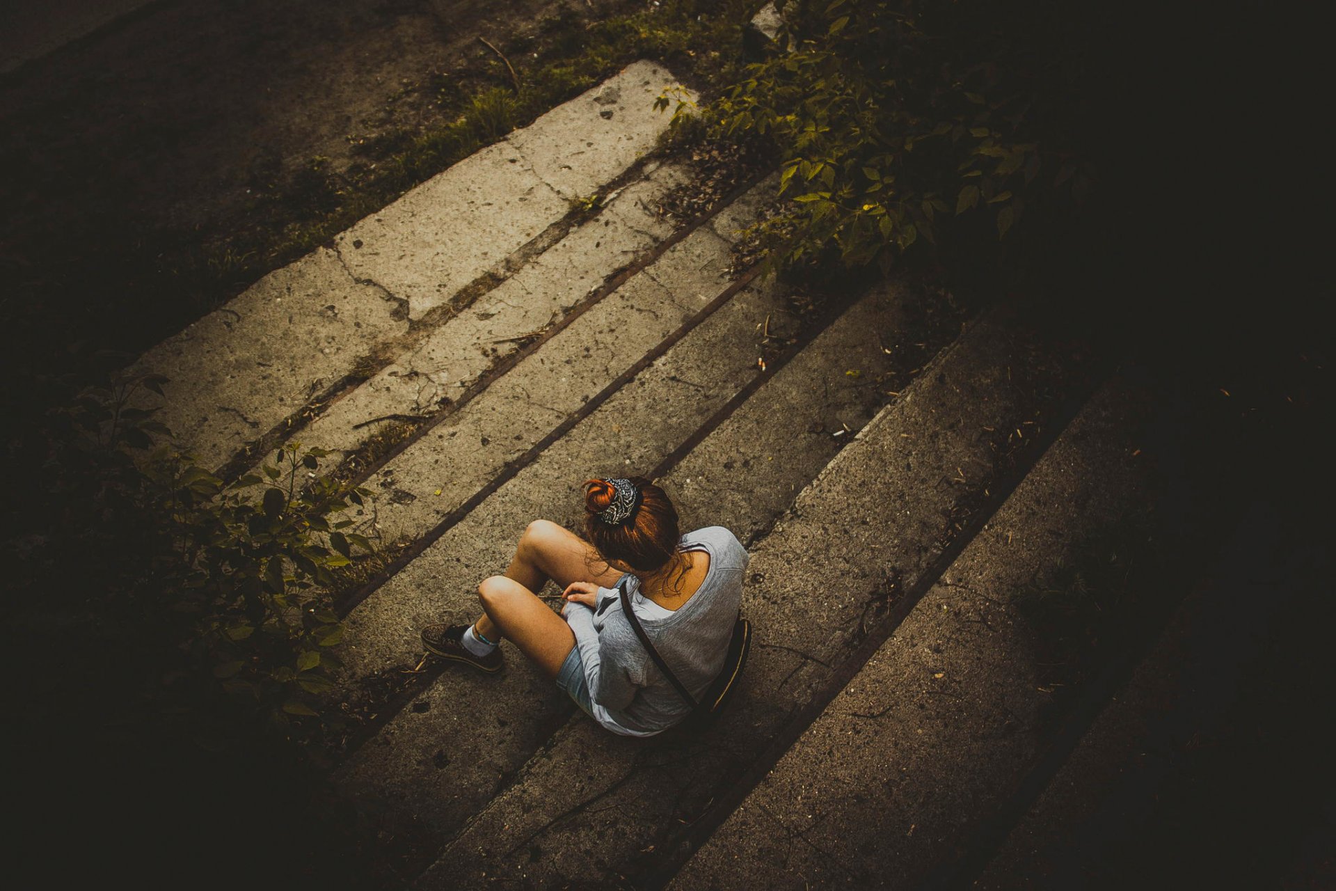 ragazza gradini solitudine