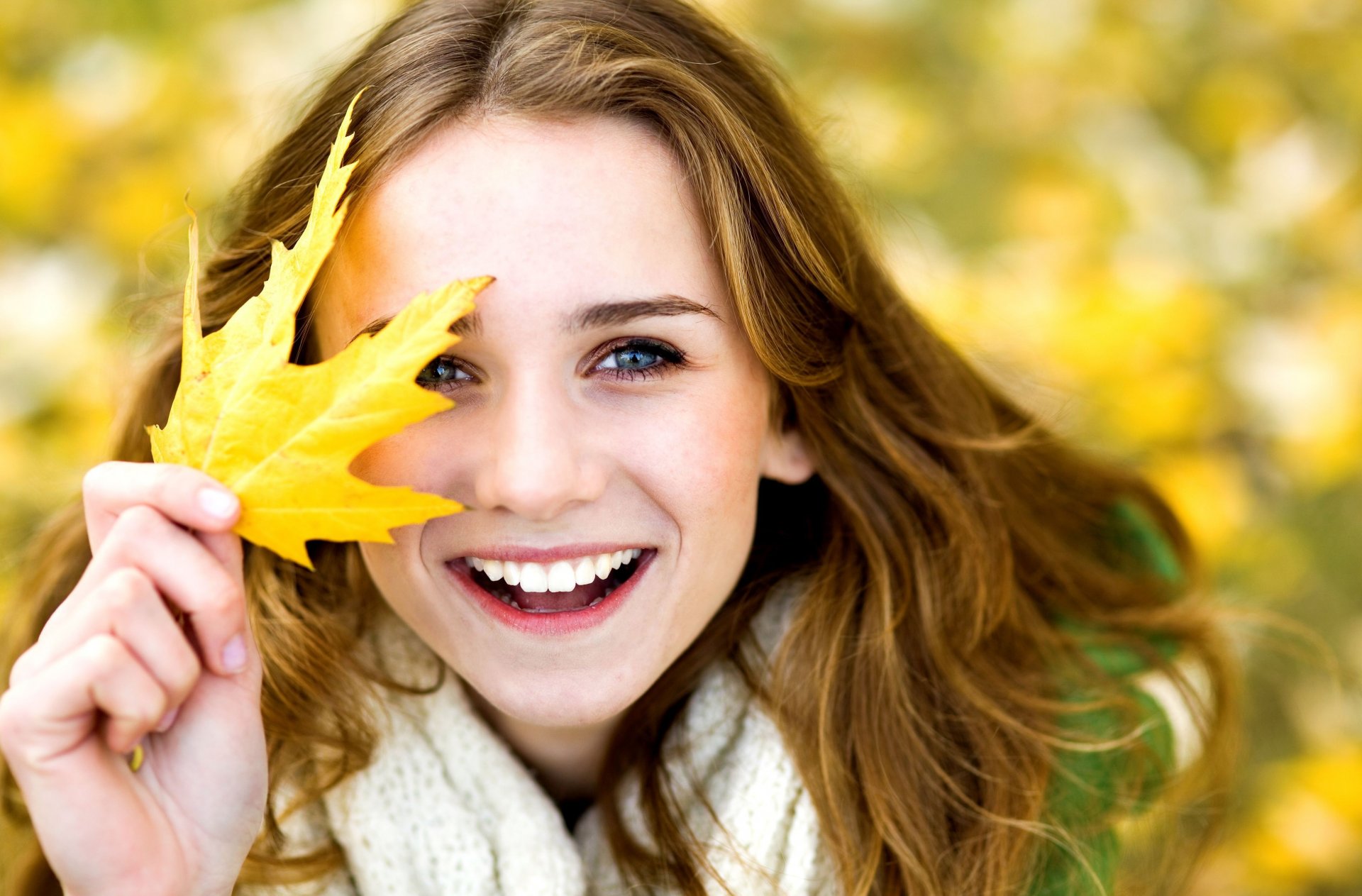 stati d animo ragazza donna ragazza sorriso gioia positivo risate foglia foglia foglie giallo autunno sfocatura lascia sfondo carta da parati widescreen schermo intero widescreen