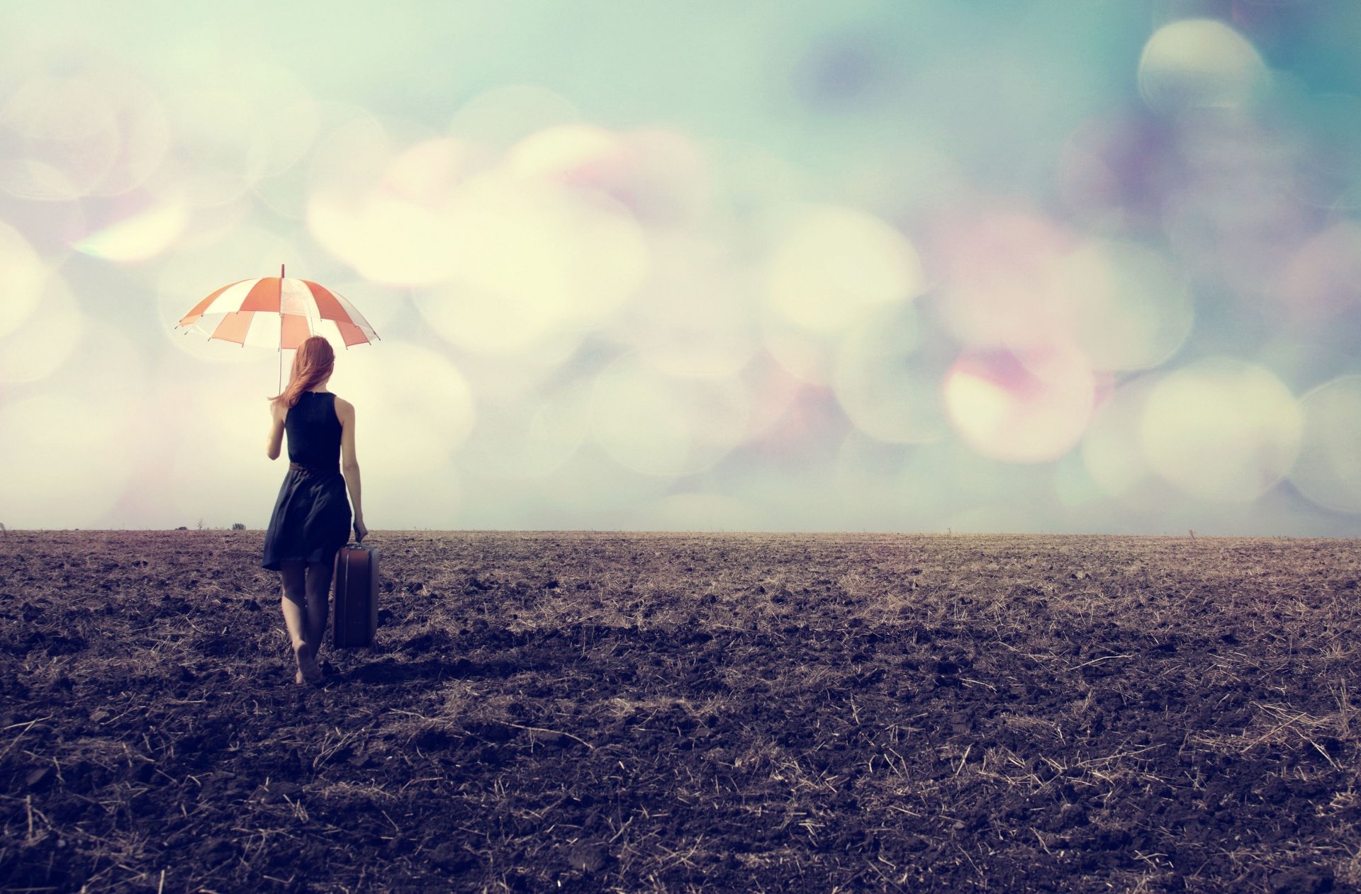 nastrój dziewczyna walizka parasol parasol natura ścieżka bokeh tło tapeta panoramiczny pełny ekran panoramiczny