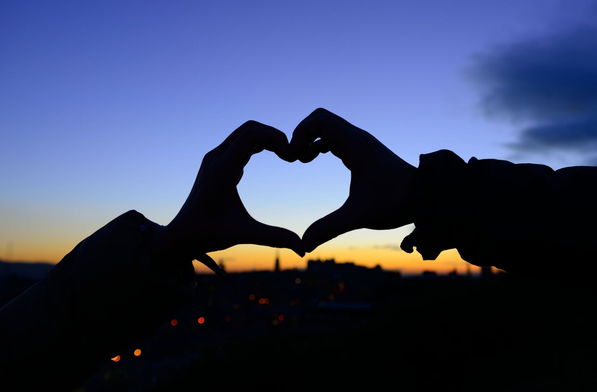 de l humeur les mains la jeune fille la silhouette le coeur le coeur l amour les sentiments coucher de soleil fond flou fonds d écran grand écran plein écran grand écran