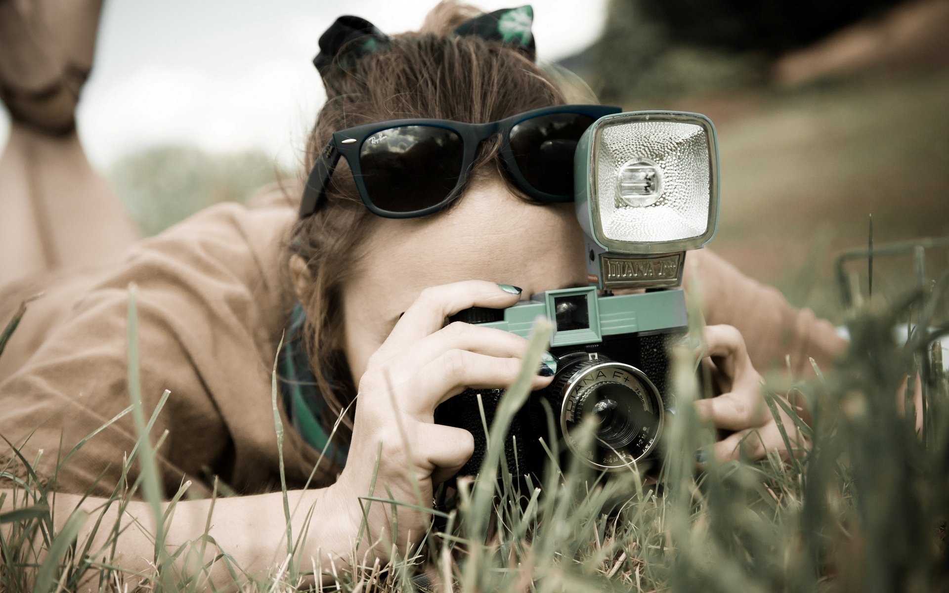 stati d animo ragazza bruna occhiali macchina fotografica ripresa erba verde natura macchina fotografica sfondo carta da parati widescreen schermo intero widescreen