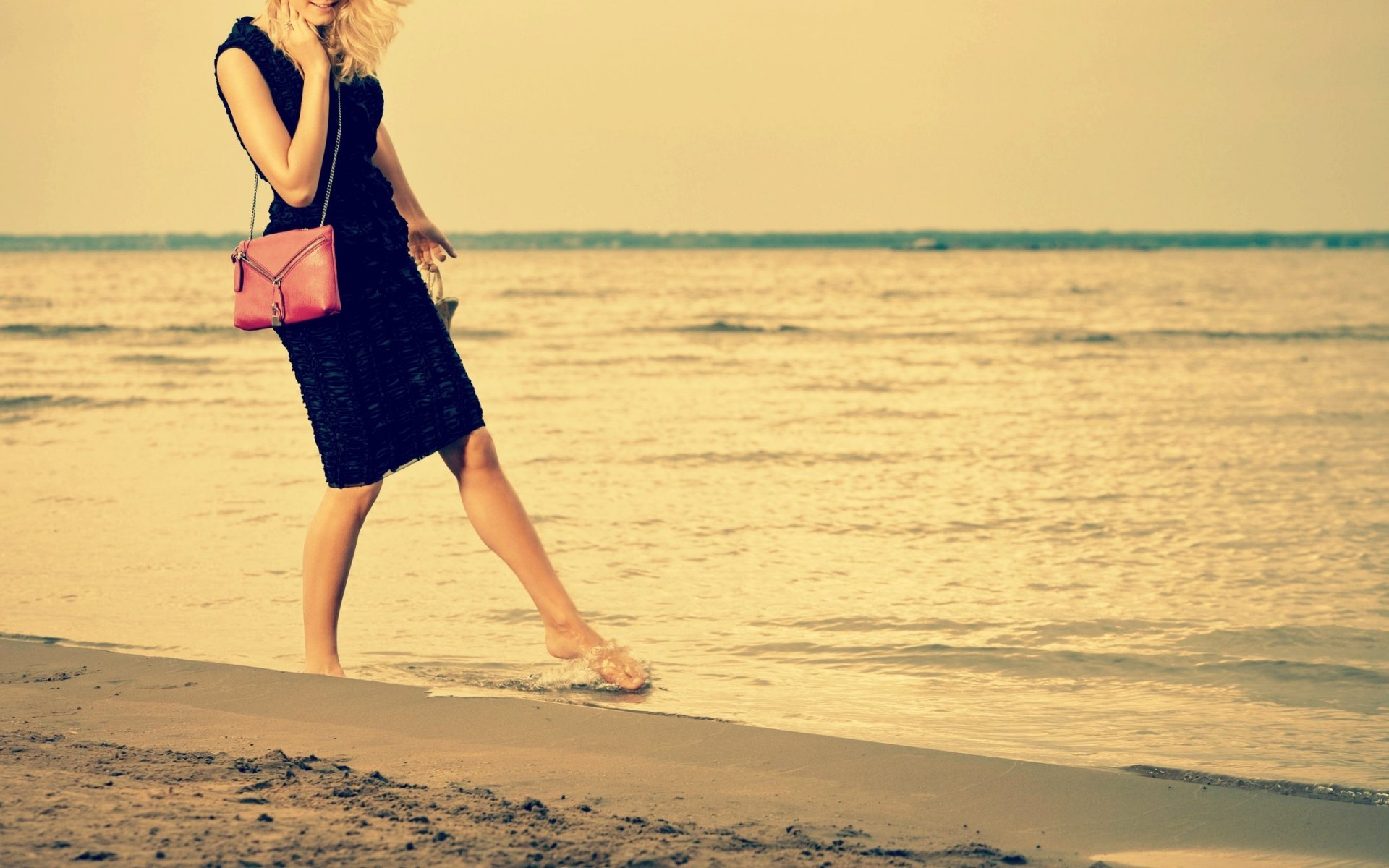 mood ragazza sorriso capelli biondi vestito borsa borsa spiaggia sabbia mare acqua onda piede gioia sfondo carta da parati widescreen schermo intero widescreen