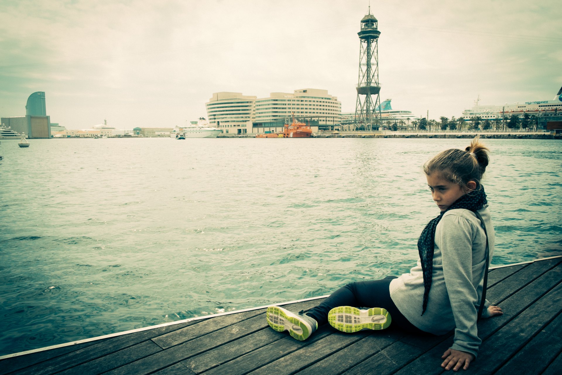 chica muelle barcelona