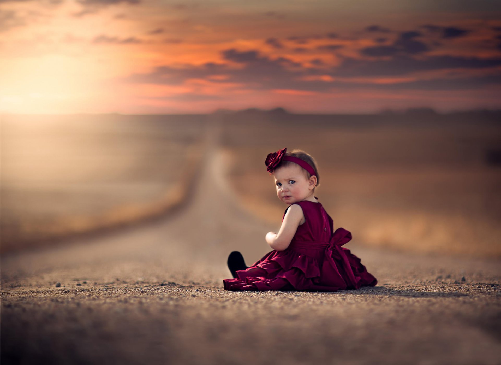 chica camino espacio bokeh vestido