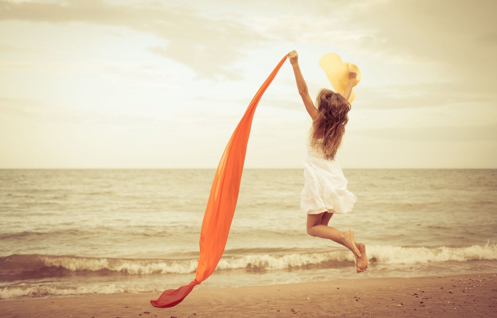 humeur fille saut joie robe châle sable plage mer rivière eau bonheur amusement fond nature papier peint écran large plein écran écran large