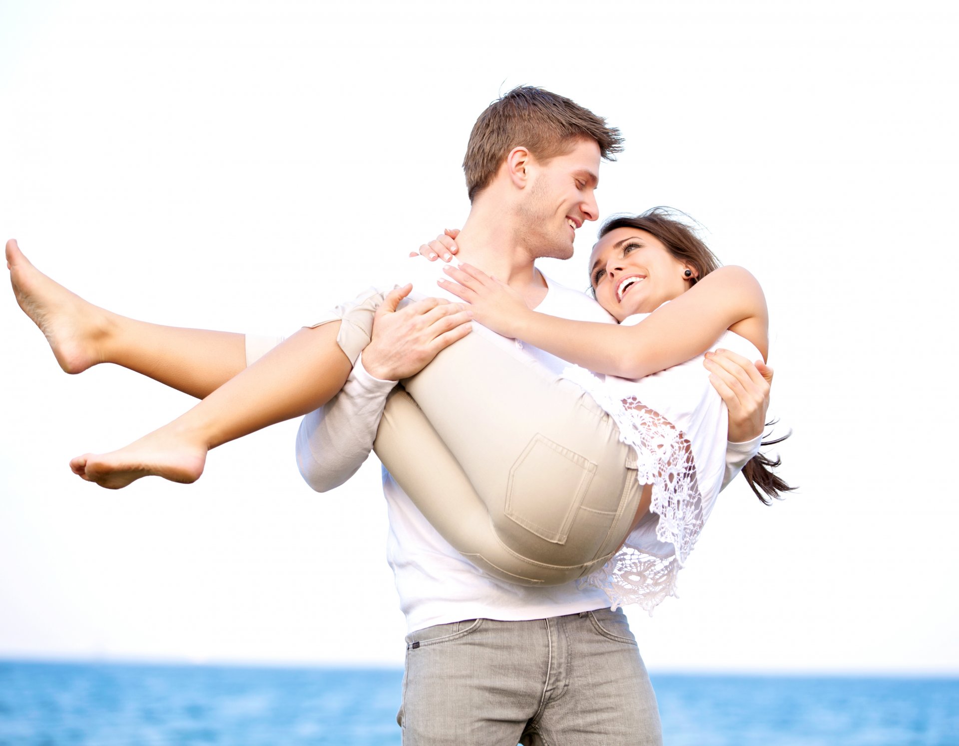 ragazza ragazzo felicità amore spiaggia vestiti bianchi