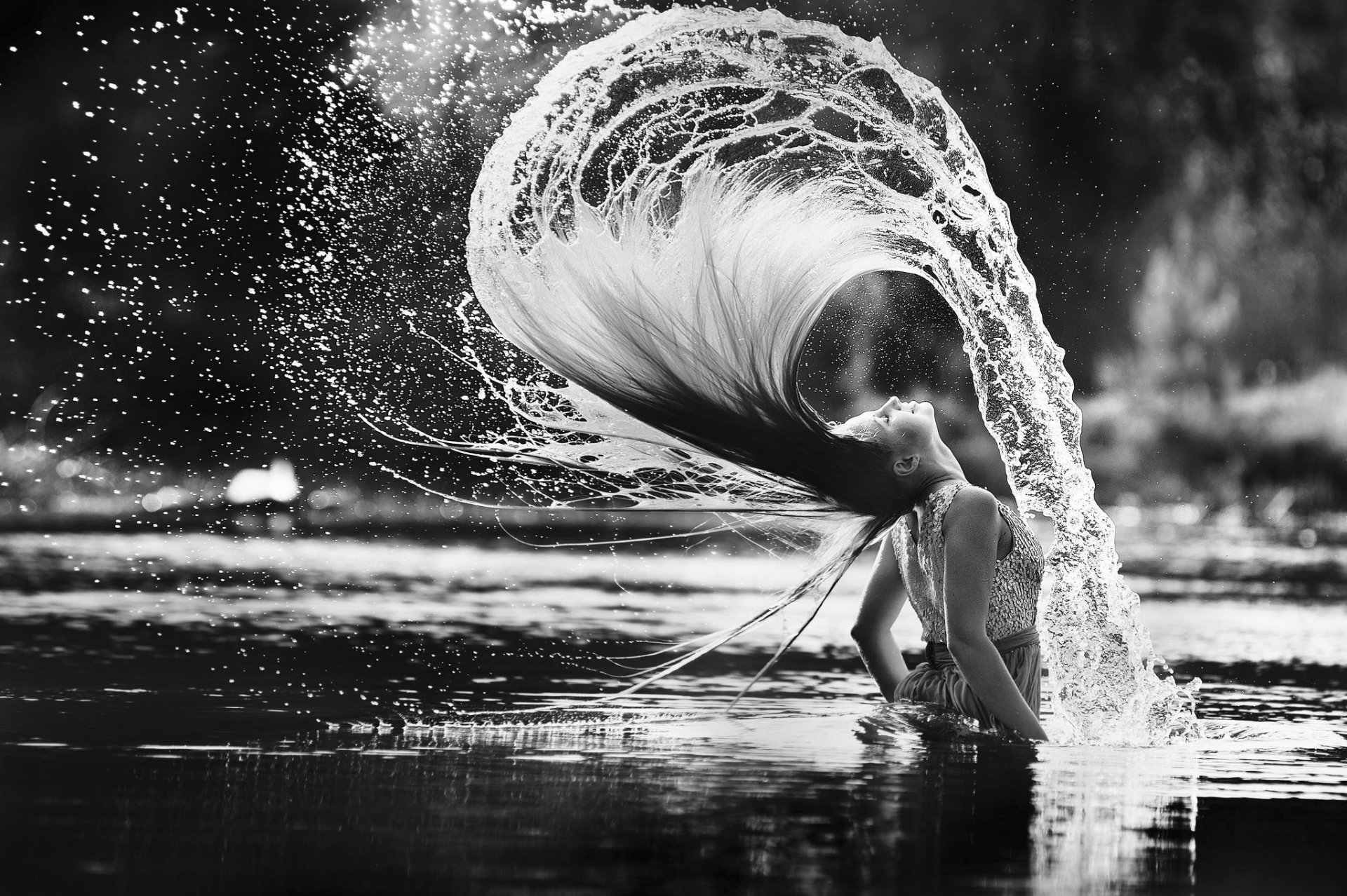 ragazza in acqua capelli colpo spruzzi spruzzi