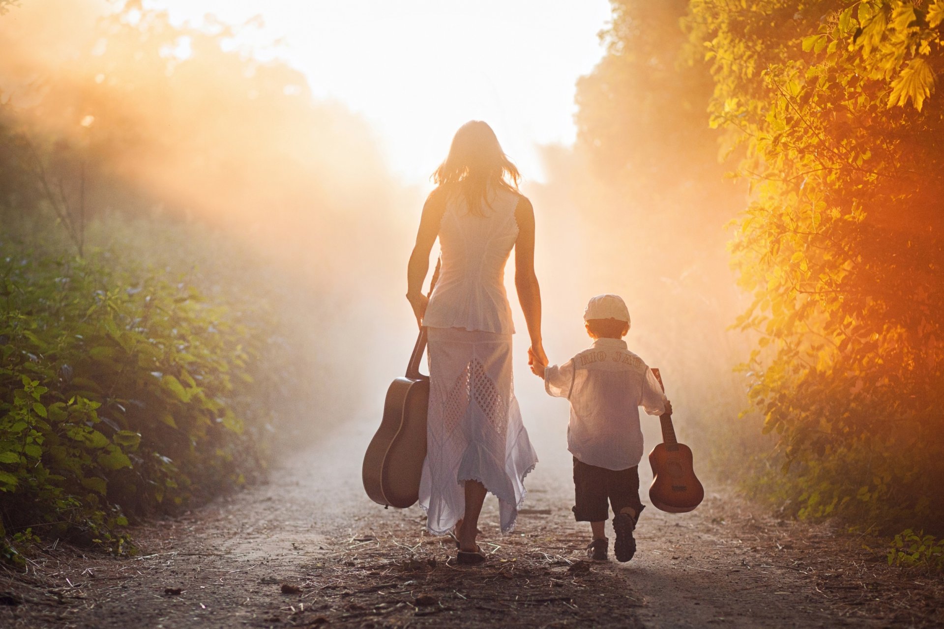 niño mamá hijo mañana camino guitarras camino