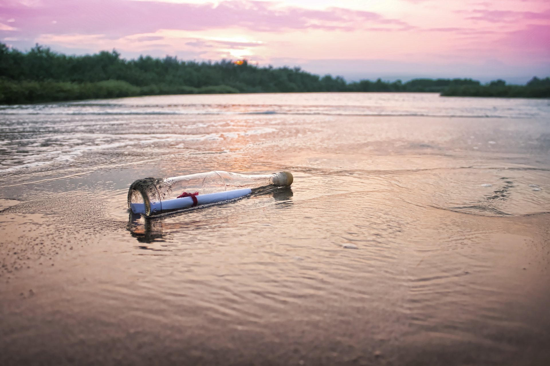 nastrój plaża piasek morze woda fala drzewo drzewa liście liście niebo chmury butelka wiadomość papier list rozmycie tło tapeta panoramiczny pełny ekran panoramiczny panoramiczny