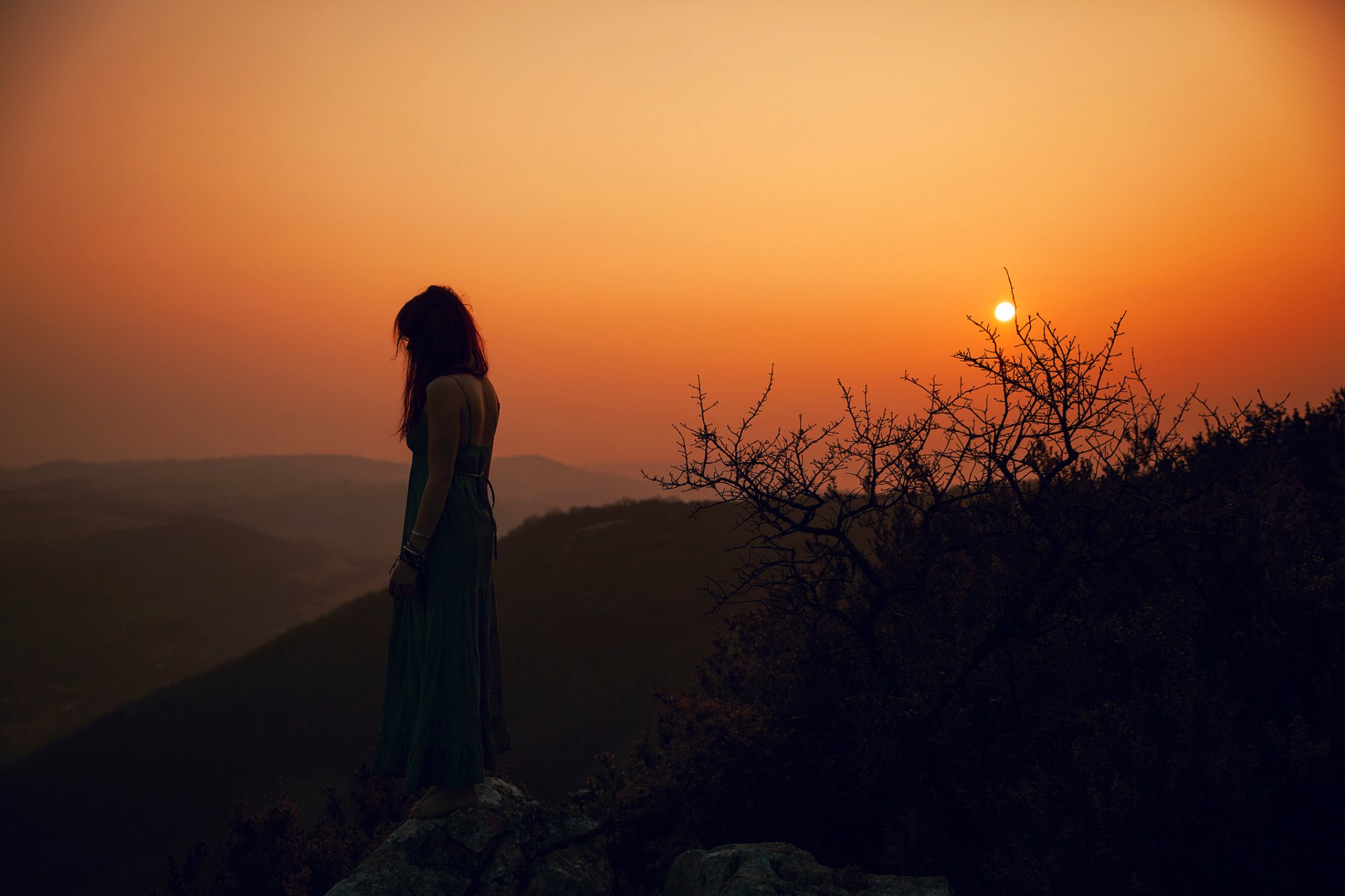 lorène rothaarige mädchen rock sonnenuntergang dahl dunst