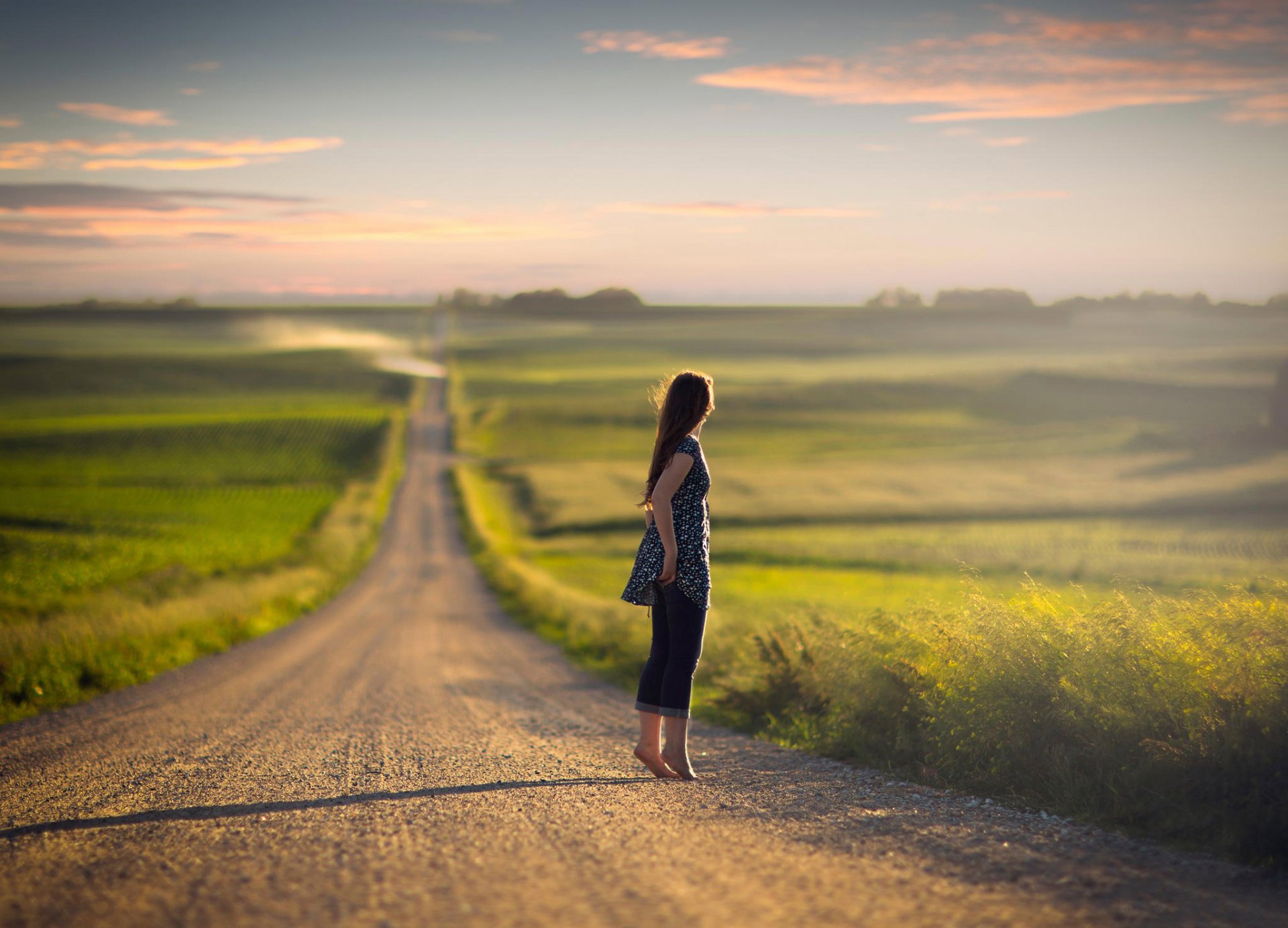 chica camino jeans descalzo espacio bokeh