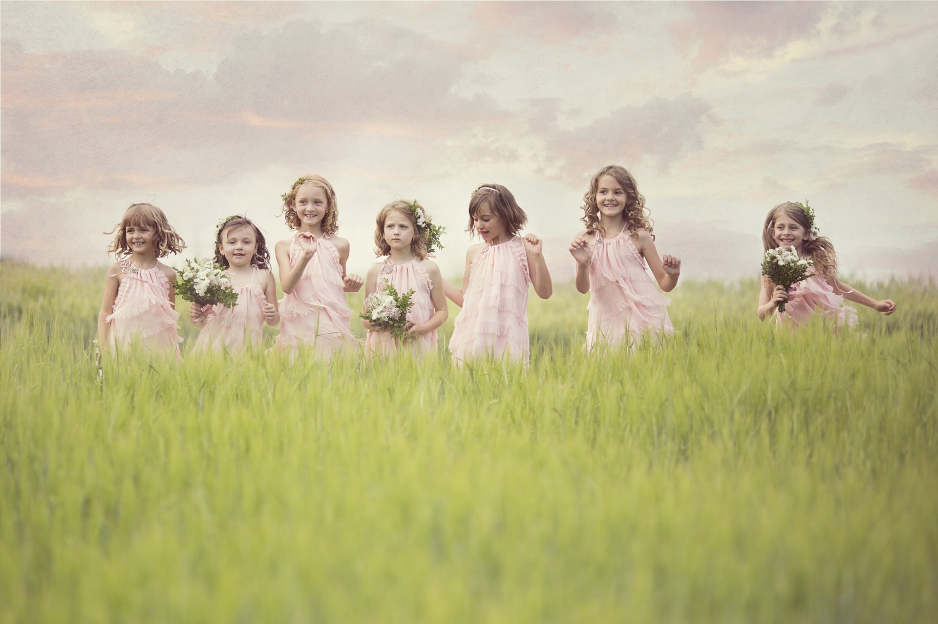 kinder mädchen feld blumen freude