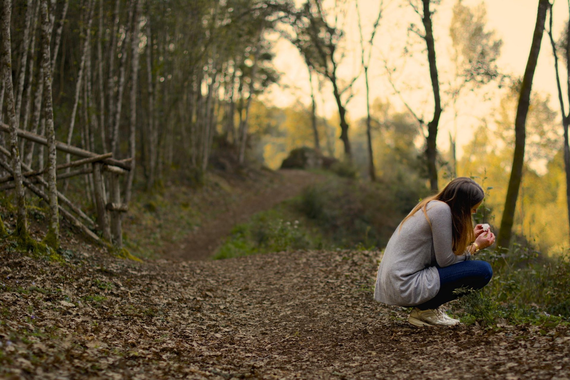 fille forêt sentier