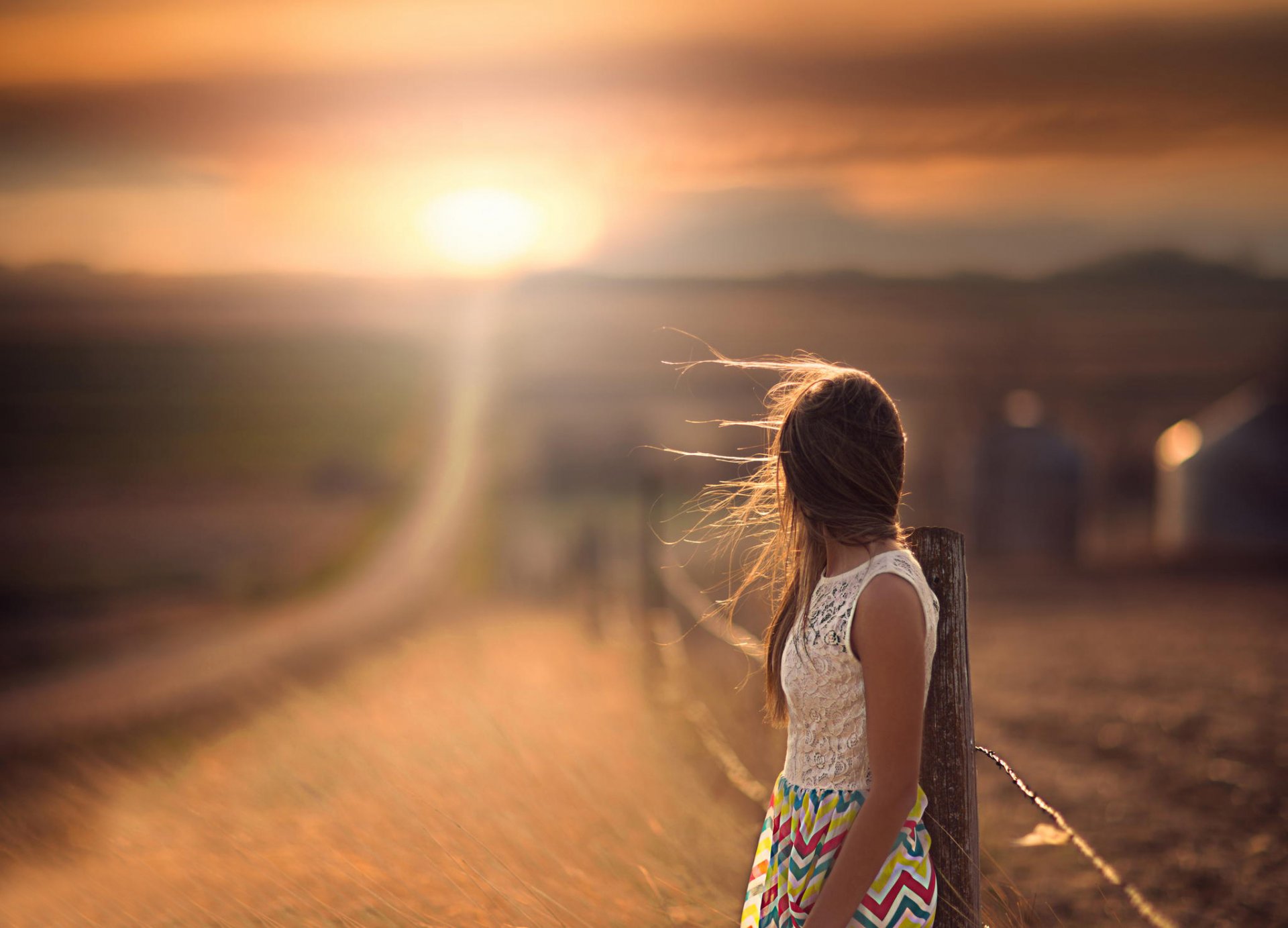 chica camino espacio bokeh