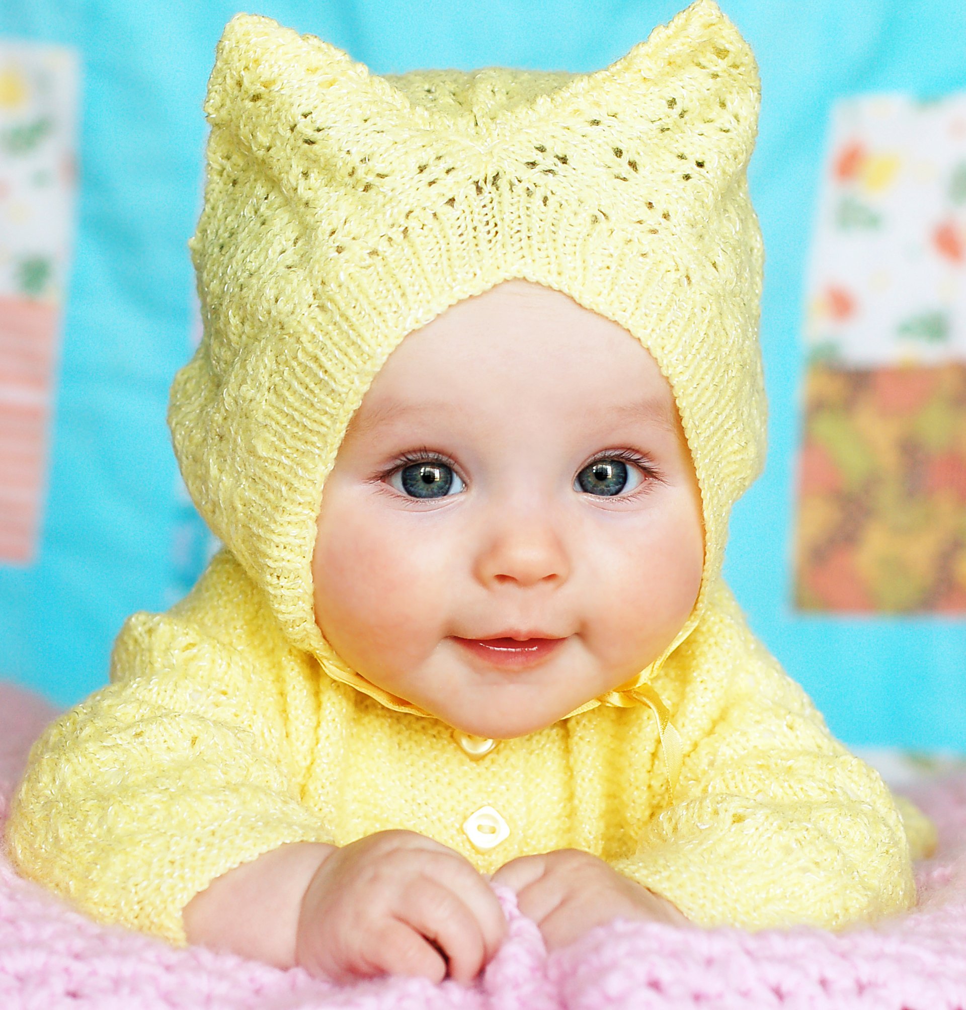 un enfant heureux assez jeune fille petite fille heureux les yeux bleus enfant enfance beau mignon beau heureux enfants