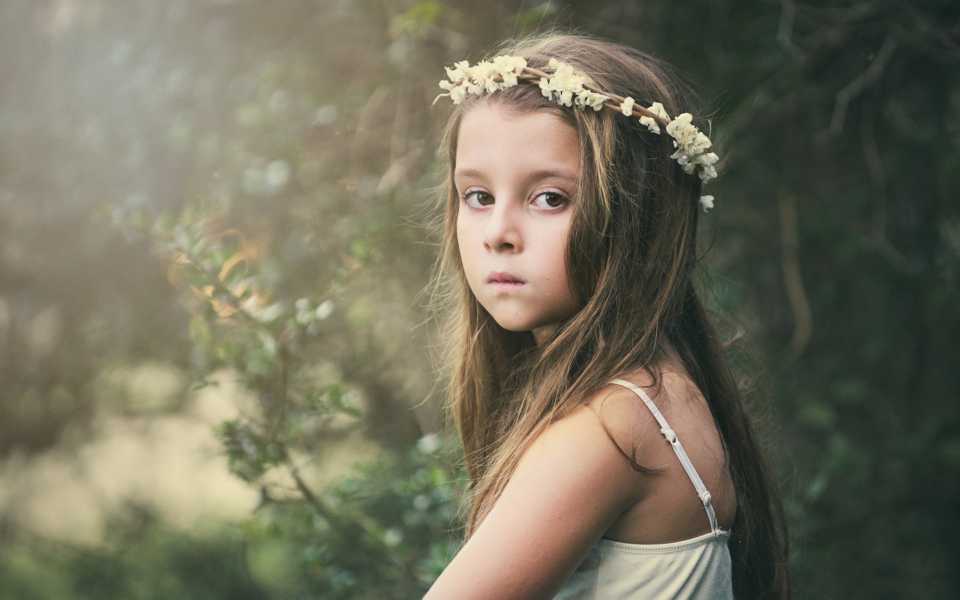 estado de ánimo tristeza niña niño mirada corona flores niña fondo papel pintado pantalla ancha pantalla completa pantalla ancha pantalla ancha