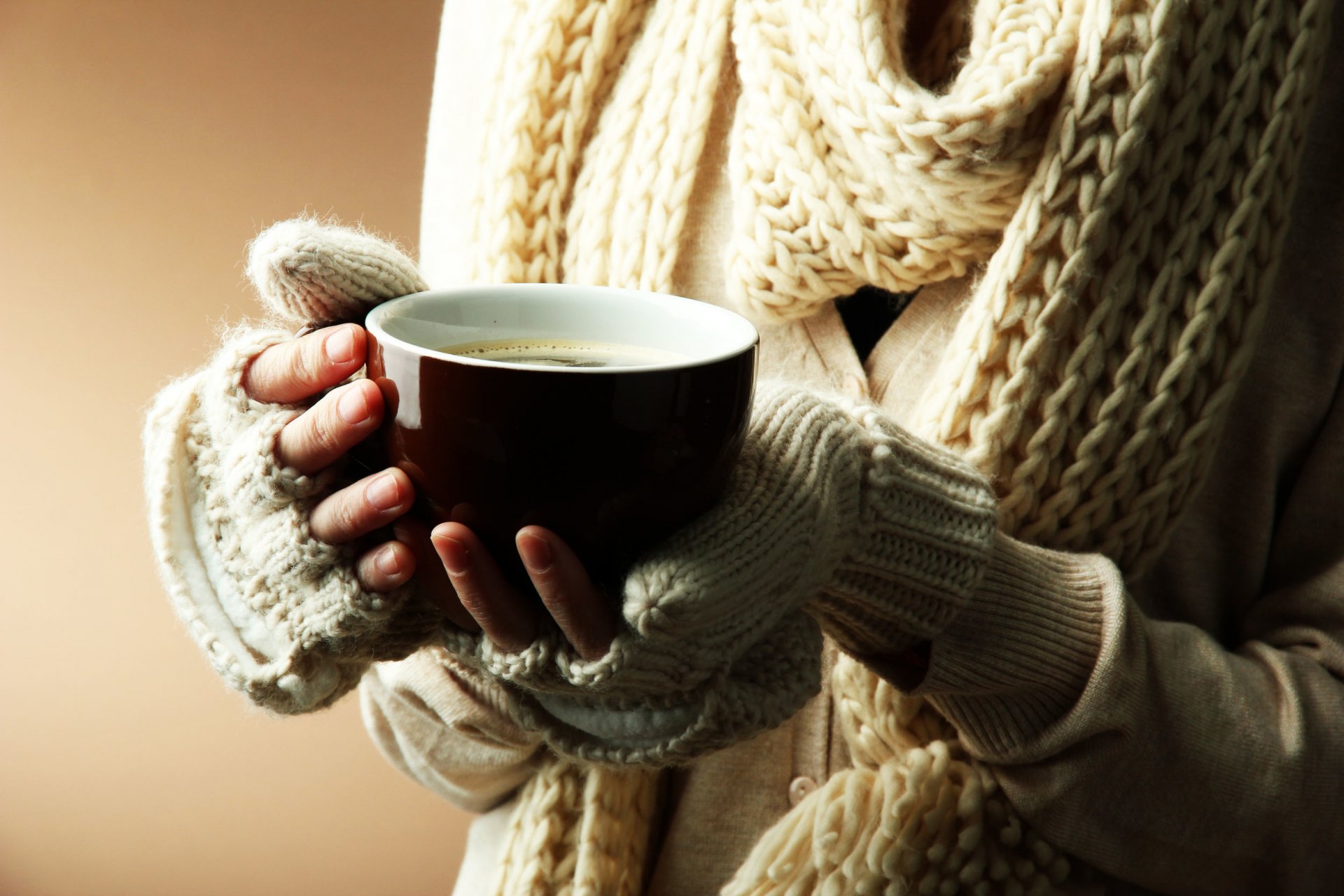 de l humeur la jeune fille les mains la tasse la chaleur l écharpe tricoté hiver fond fonds d écran grand écran plein écran grand écran