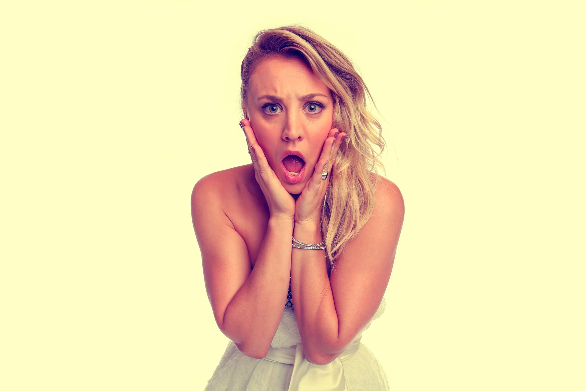 whoop surprised facial expressions girl kaley cuoco