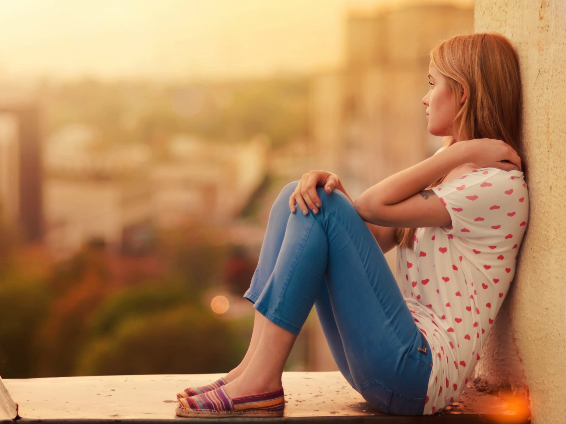 de l humeur la jeune fille brun clair de réflexion de pensée le regard le assis le flou fond fonds d écran grand écran plein écran grand écran grand écran