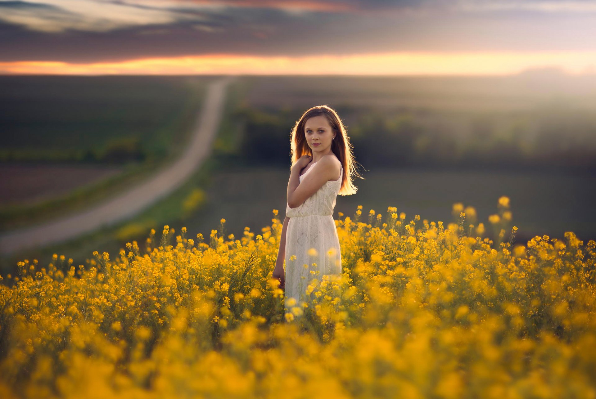 ragazza campo strada spazio bokeh