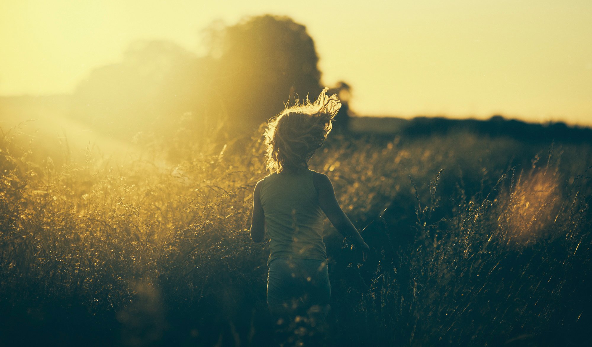 photo vintage girl running grass sun