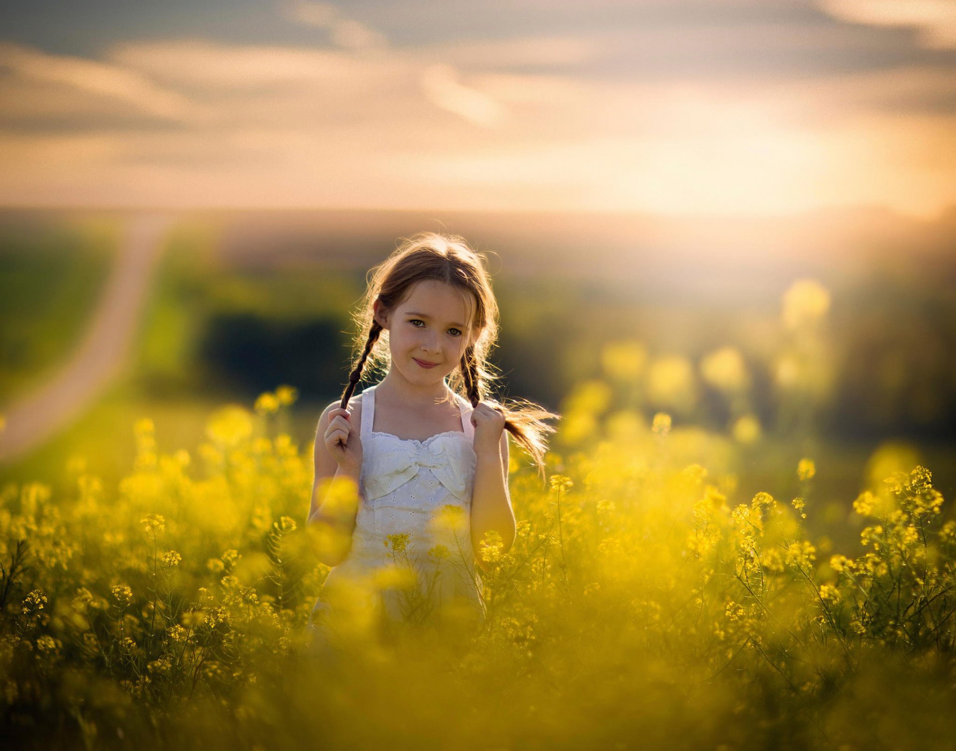 niña coletas carretera espacio bokeh verano