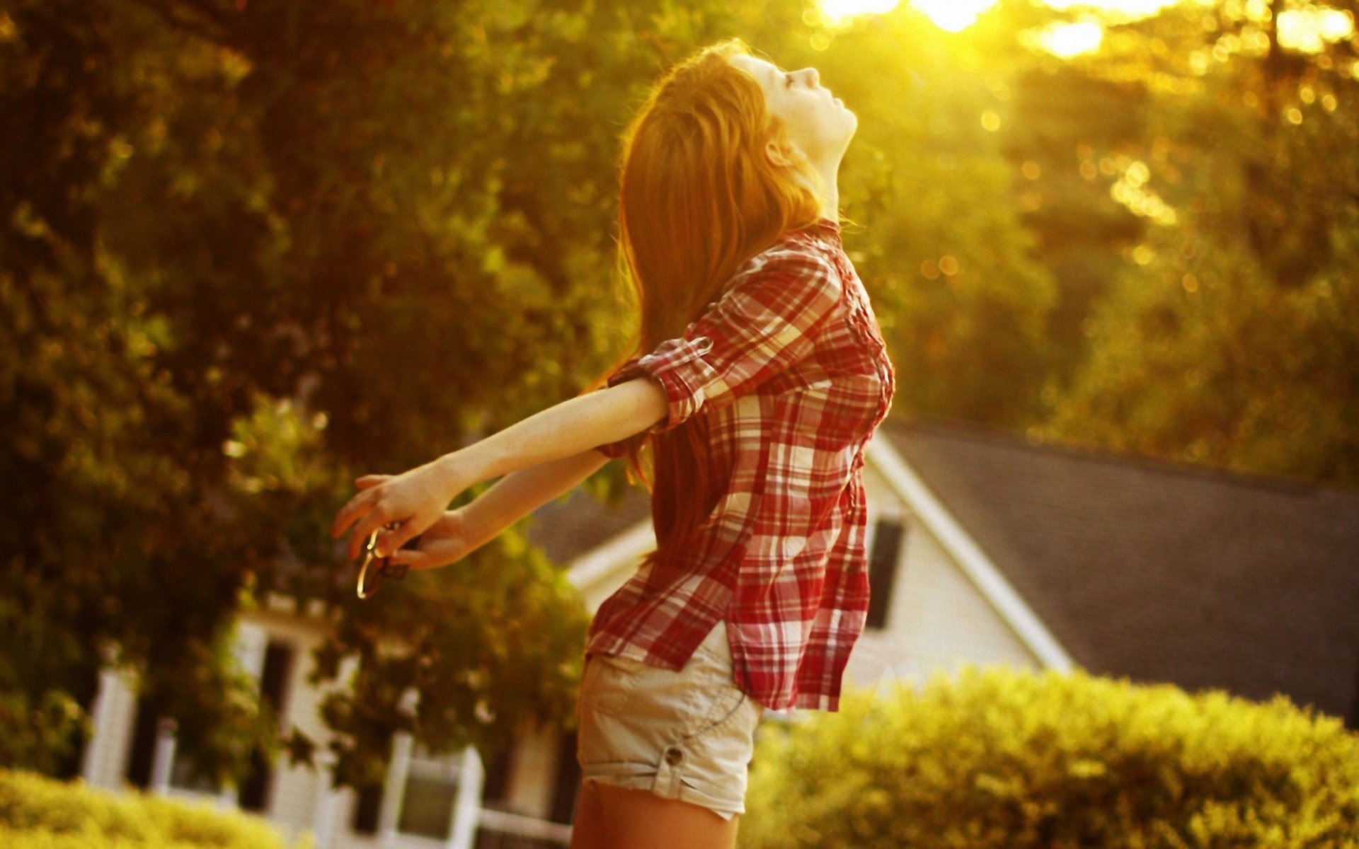 mädchen sonnenuntergang hemd rot im freien lange haare haare frauen sonne licht shorts