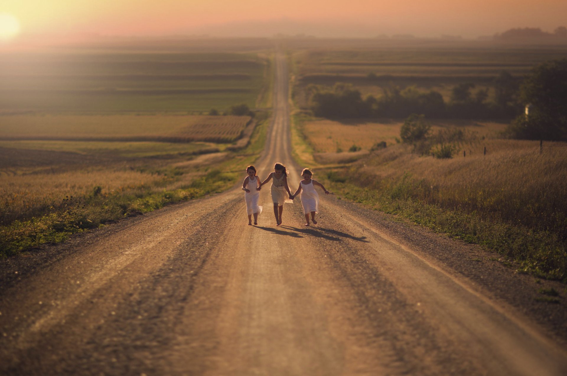 chicas camino campos correr alegría