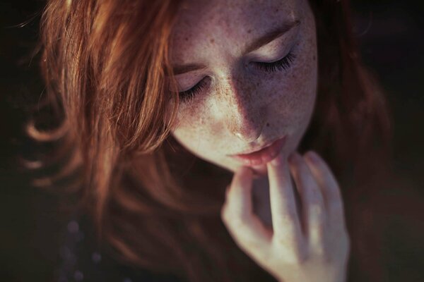 Rousse avec des taches de rousseur vue de dessus