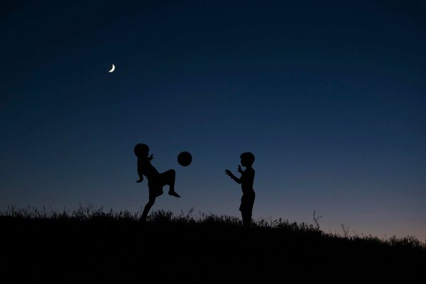 Silhouetten von Kindern in der Nacht