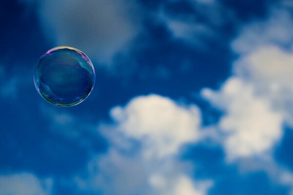 A drop of water on the background of oblokov