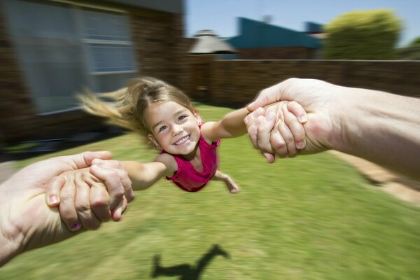 La petite fille tenant par la main et tournent