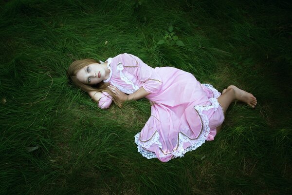 La jeune fille dans une robe rose tendre