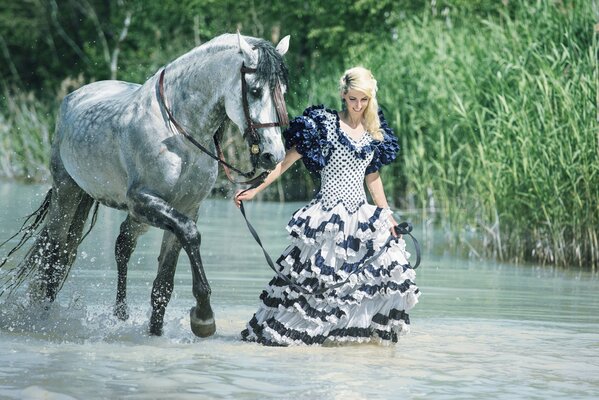 Une promenade avec un cheval de l eau froide