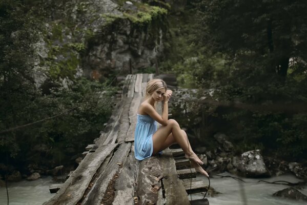 Ragazza sul ponte sopra il fiume