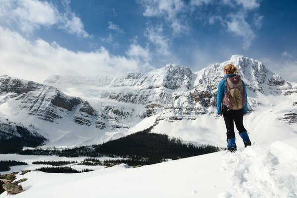 Ragazza impegnata in arrampicata in montagna in inverno