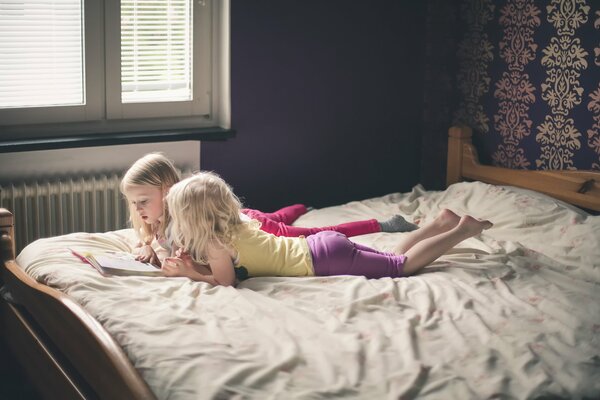 Photos d enfants. Les filles apprennent le livre