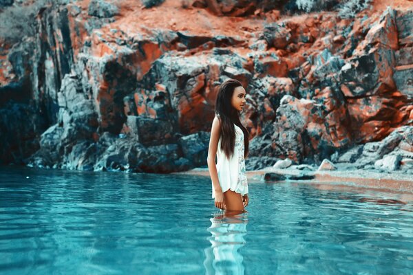 Chica en el agua en el fondo de la naturaleza turca