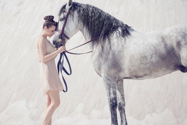 Hermosa chica y hermoso caballo