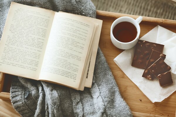 Una noche tranquila en compañía de café y libros