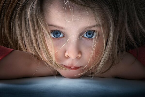 Fille aux yeux bleus sur le portrait avec le regard macro