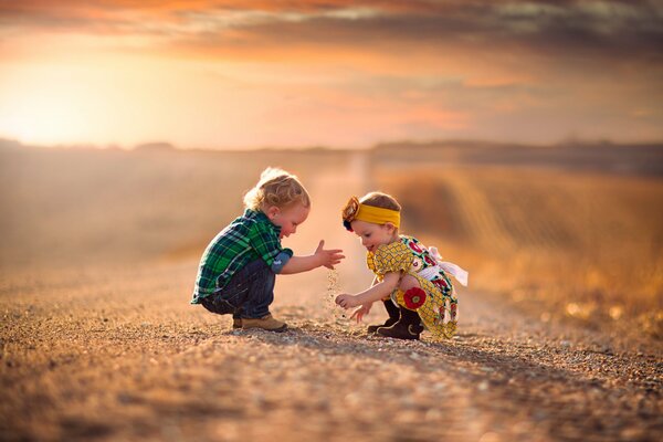 Foto di bambini sullo sfondo di una strada sabbiosa